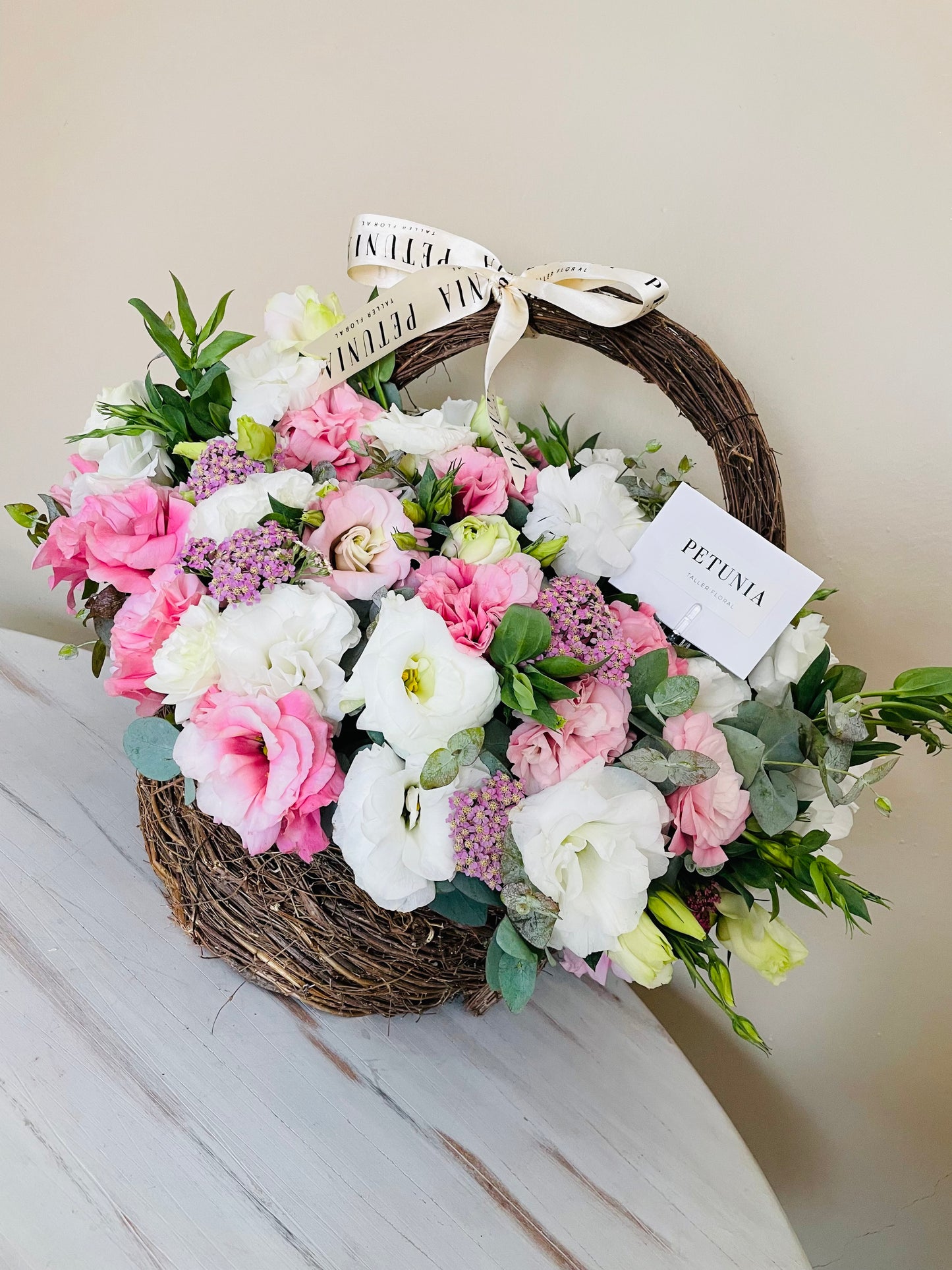 Arreglo de Flores - Canasta con Lisianthus y Eucalipto de gran tamaño