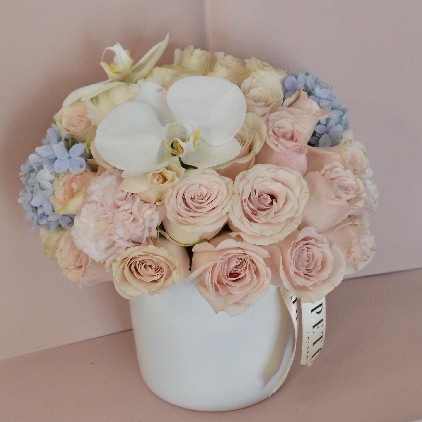 Arreglo Floral con Rosas, Hortencias y Orquídeas en Xalapa