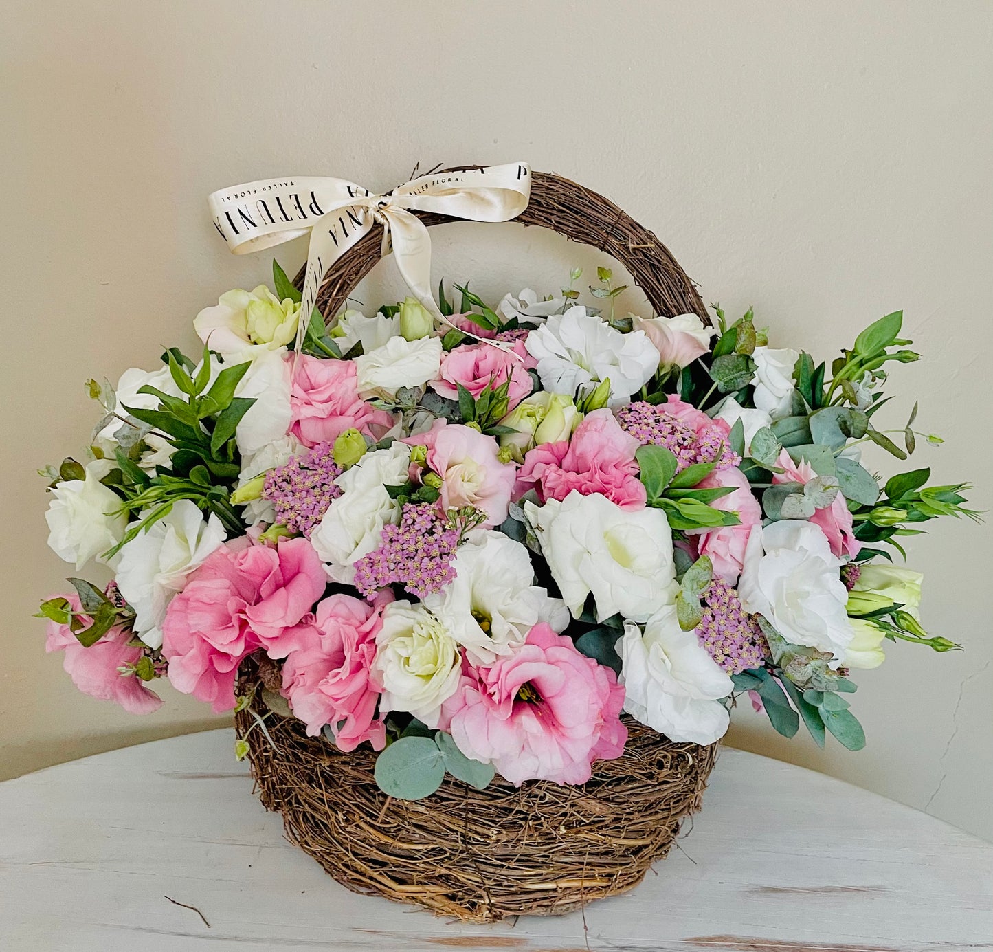 Arreglo de Flores - Canasta Floral con Lisianthus y Eucalypto